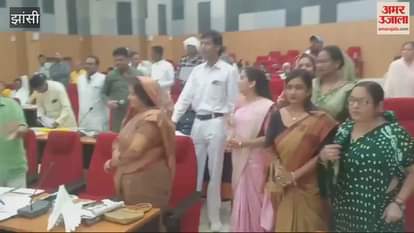 VIDEO : Councillors create ruckus in corporation meeting in Jhansi