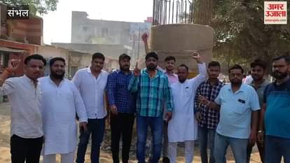 VIDEO : work of the overbridge came to a standstill, the business community protested in Chandausi