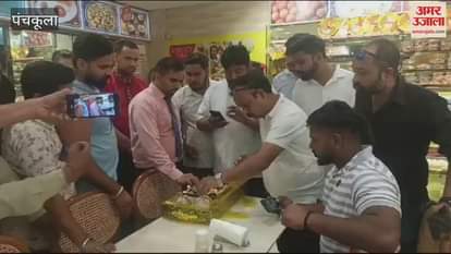 VIDEO : गोपाल स्वीट्स की मिठाई से निकले कीड़े