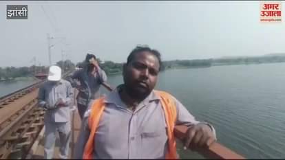 VIDEO : A young man and a girl committed suicide by jumping from the train into the river in Jhans