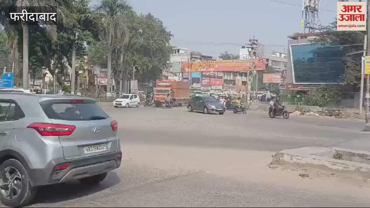 VIDEO : Dust flying due to broken road at Neelam Chowk in Faridabad