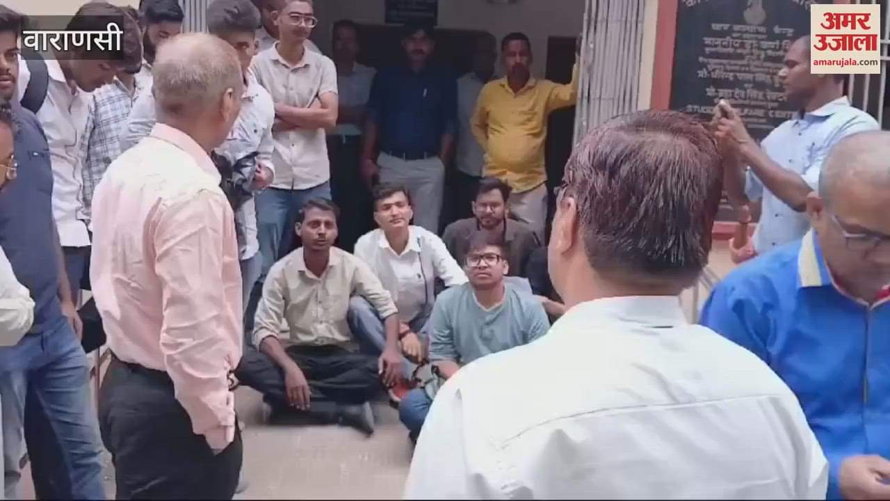 VIDEO : Students staged sit-in protest over annual festival Spandan of BHU submitted memorandum to Dean