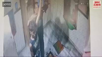 VIDEO : प्राचीन शिव मंदिर से घंटे हुए चोरी, सीसीटीवी में कैद हुए दो चोर