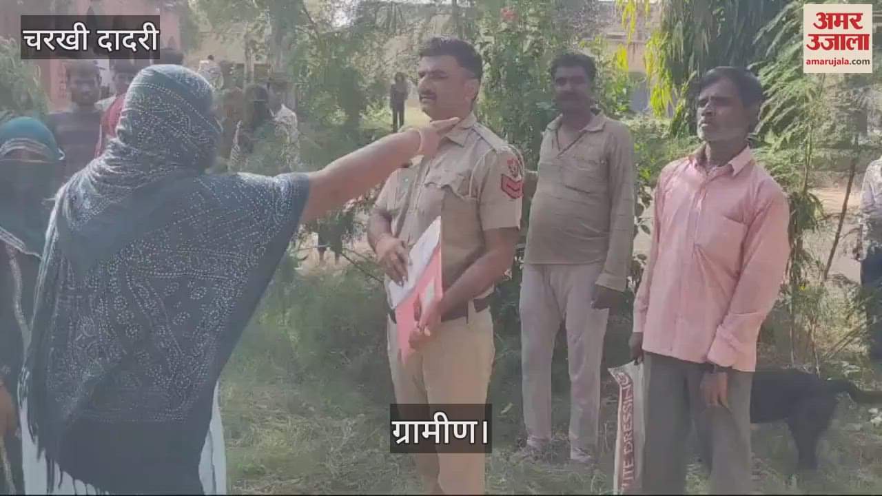 VIDEO : दादरी में कार्यकारी प्राचार्य की कार्यशैली से खफा ग्रामीणों ने स्कूल को जड़ा ताला