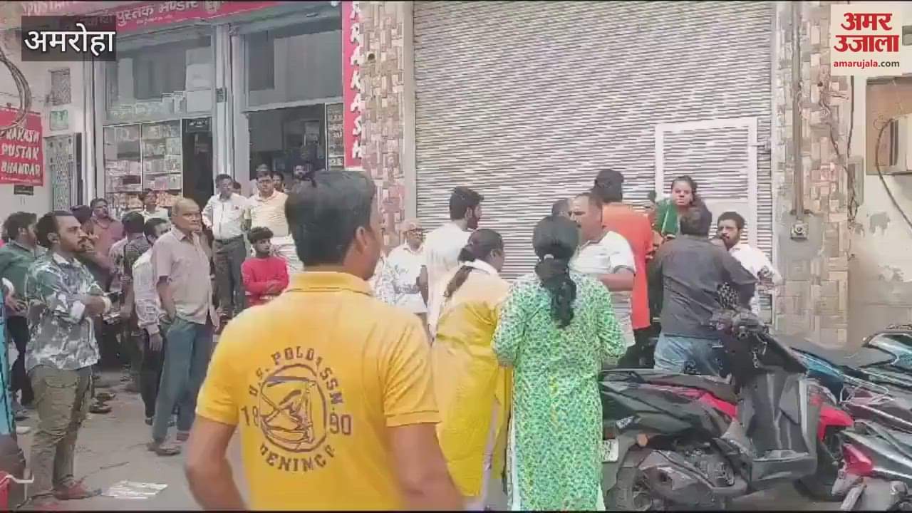 VIDEO : Two parties clashed in police presence over possession of a shop, heavy kicking and punching took place