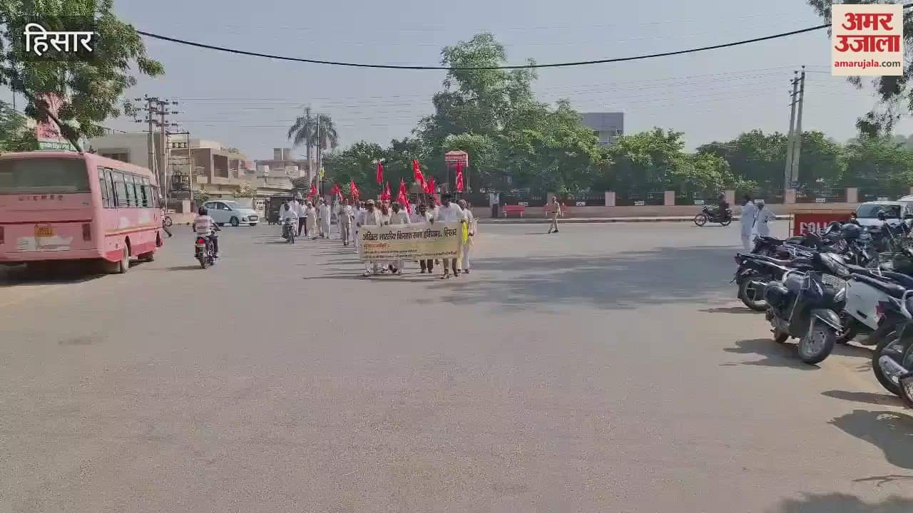 VIDEO : Farmers demonstrated to withdraw cases registered against stubble burning