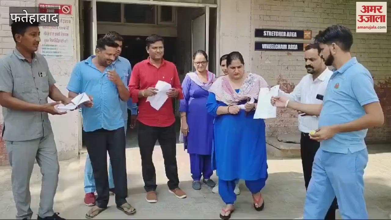 VIDEO : फतेहाबाद में सेवा नियम फ्रीज करने एनएचएम कर्मचारियों ने जलाई आदेश की प्रतियां