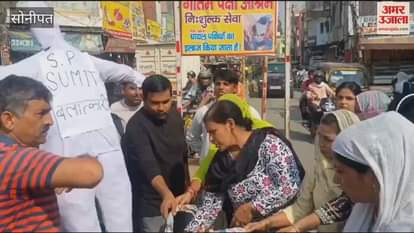 VIDEO : सोनीपत में छात्र अभिभावक संघ के सदस्यों ने पुलिस अधीक्षक का जलाया पुतला