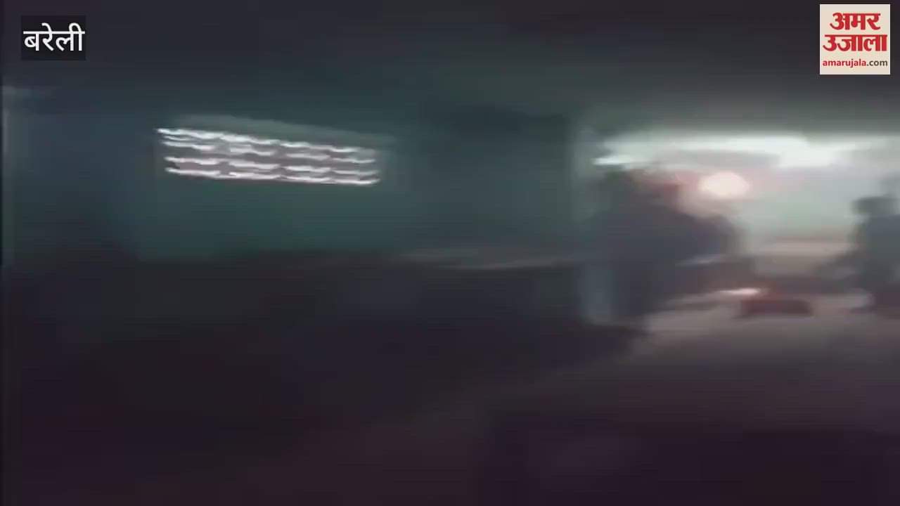 VIDEO : सिनेमा हॉल में चल रहा था शो, तभी बिजली के बोर्ड में लग गई आग