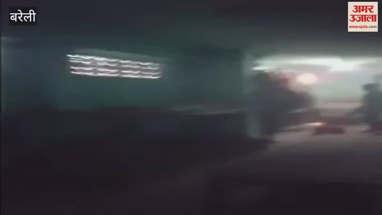 VIDEO : सिनेमा हॉल में चल रहा था शो, तभी बिजली के बोर्ड में लग गई आग