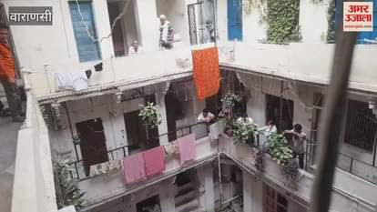 VIDEO : house beam collapsed near Kashi Vishwanath temple several people injured, officials arrived