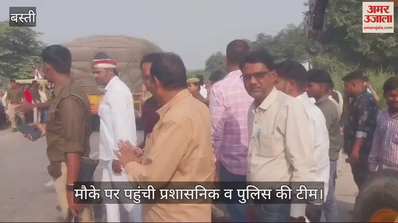 VIDEO : Overturned in a pit full of devotees in Basti, one dead and 14 injured