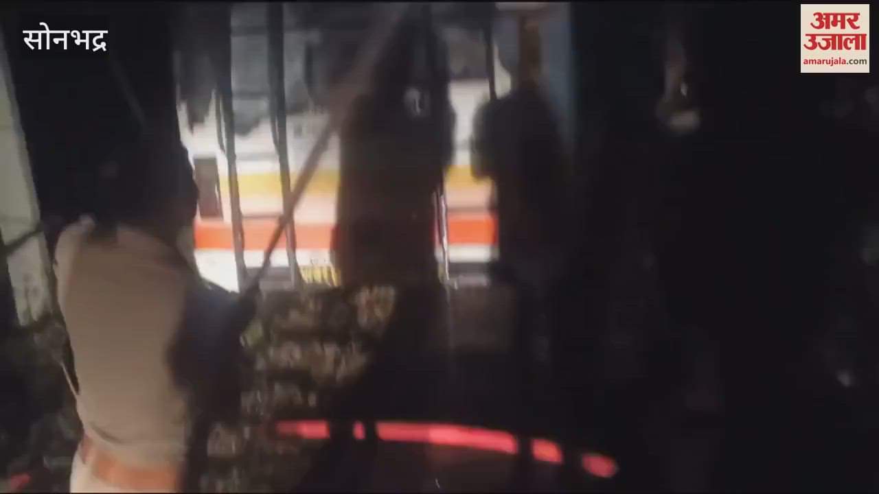 VIDEO : electric wire fell on bus vehicle burned ashes driver got burnt while trying to extinguish the fire