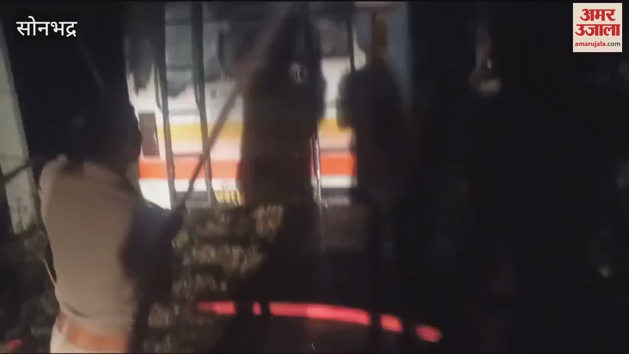 VIDEO : electric wire fell on bus vehicle burned ashes driver got burnt while trying to extinguish the fire