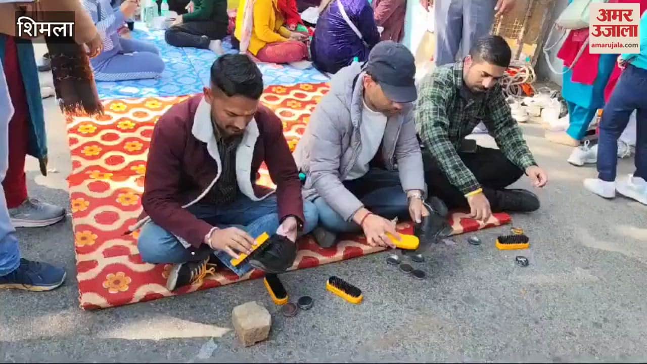 VIDEO : Vocational teachers in Shimla protested by polishing shoes demanding a permanent policy