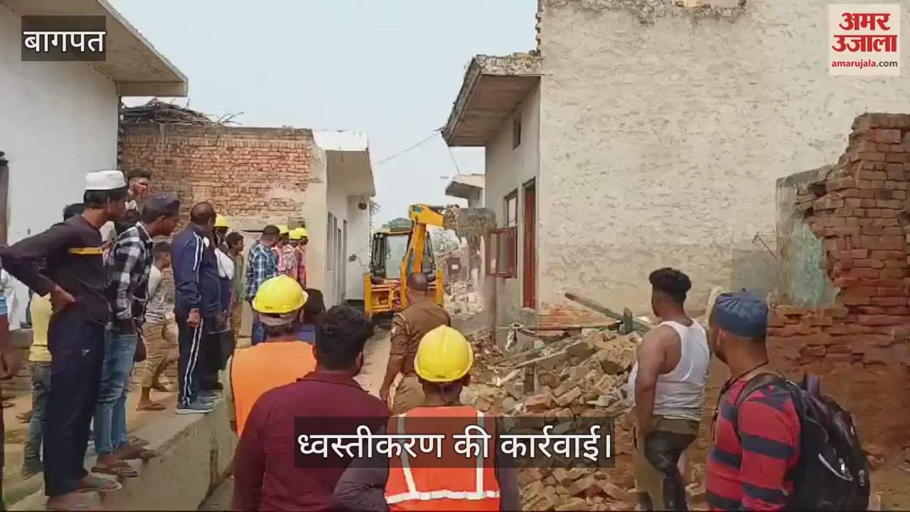 VIDEO : Baghpat: JCB runs on illegal houses built on the road