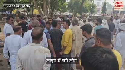 VIDEO : बहादुरगढ़ में डीएपी के लिए मारामारी, बादली में सुबह से किसानों की लंबी कतार