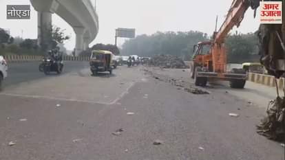 VIDEO : A truck loaded with garbage overturned on the road in Noida