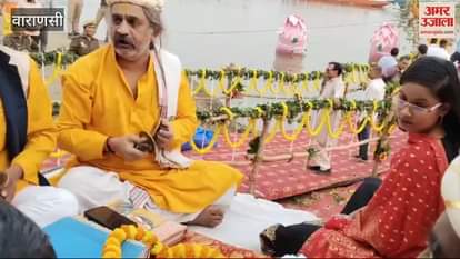 VIDEO : crowd gathered at Assi see world famous Naganathaya people chanting slogans praise of Shri Krishna