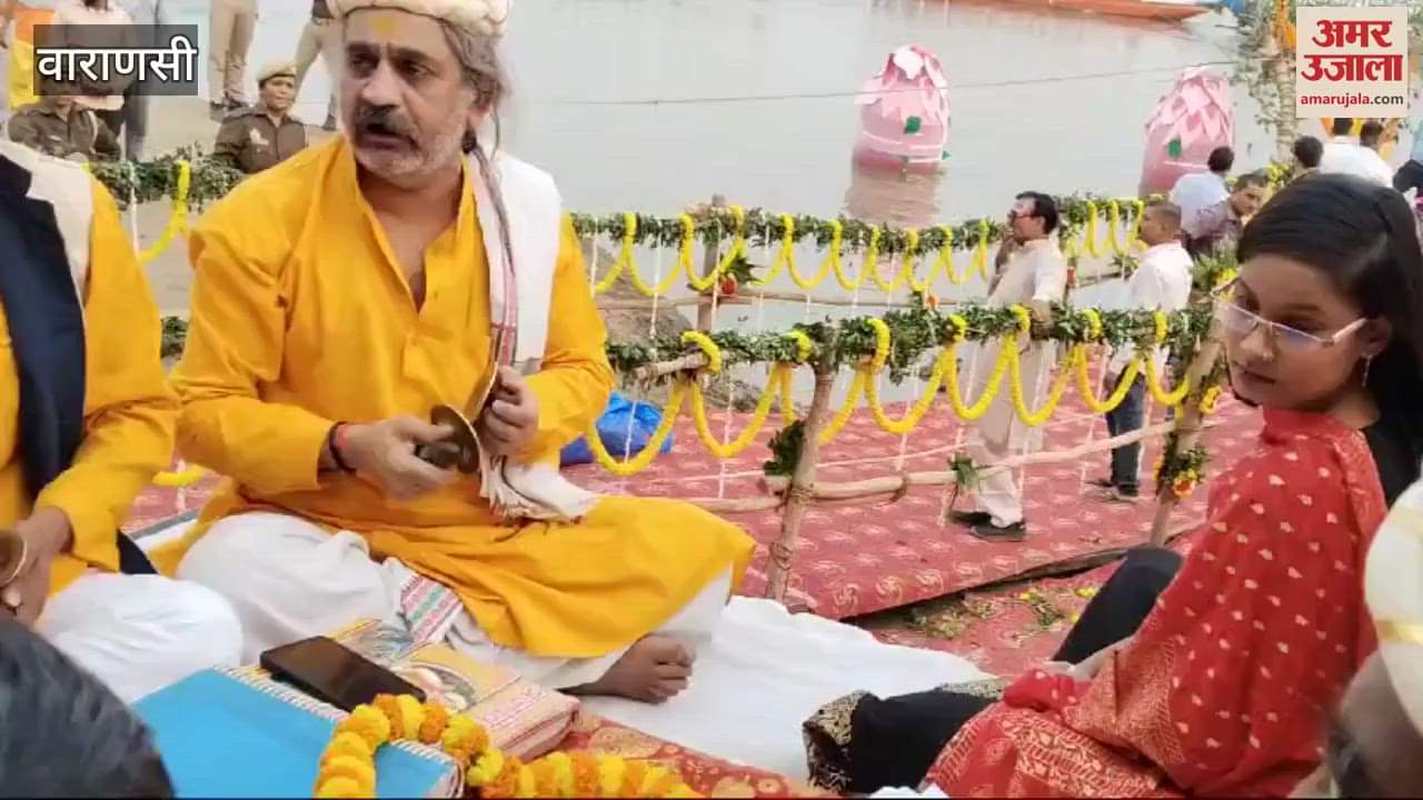 VIDEO : crowd gathered at Assi see world famous Naganathaya people chanting slogans praise of Shri Krishna