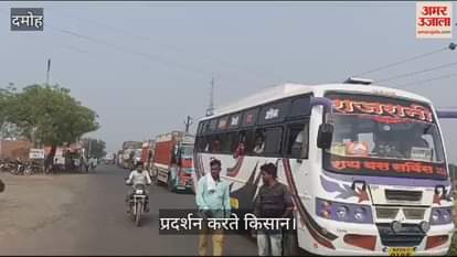 Angry farmers blocked Damoh-Jabalpur highway due to non-availability of fertilizers and obeyed officials