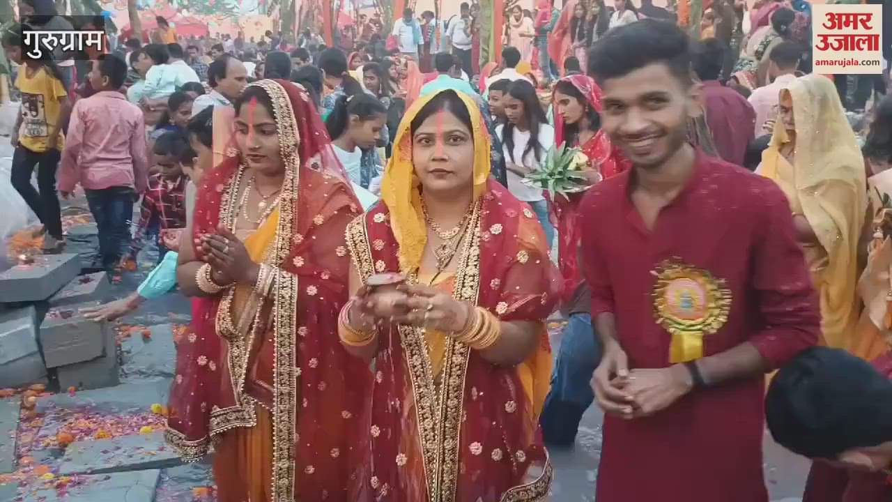 VIDEO : Devotees offering prayers to the rising sun during Chhath Puja