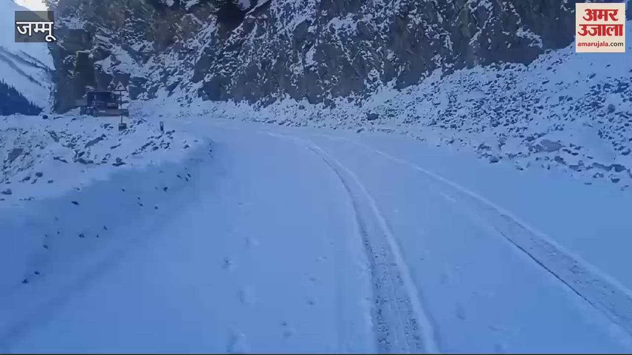 VIDEO : BRO starts snow removal process after heavy snowfall at Zojila Pass