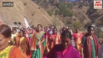VIDEO : अल्मोड़ा के खदेरा गांव में पहली बार पहुंची सड़क, ग्रामीण खुशी से झूमे