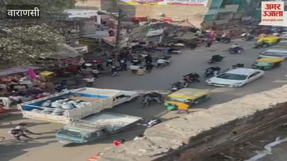 VIDEO : youth taking out rally started fighting in varanasi police arrived shopkeepers informed