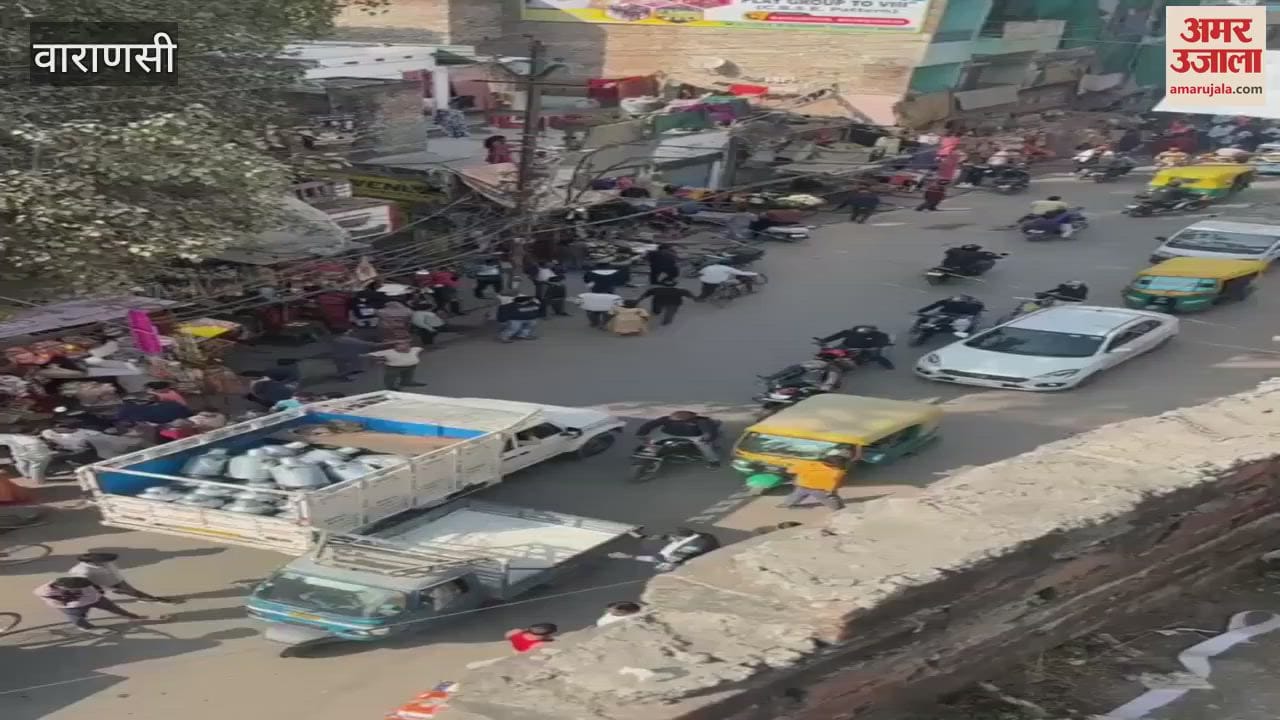 VIDEO : youth taking out rally started fighting in varanasi police arrived shopkeepers informed