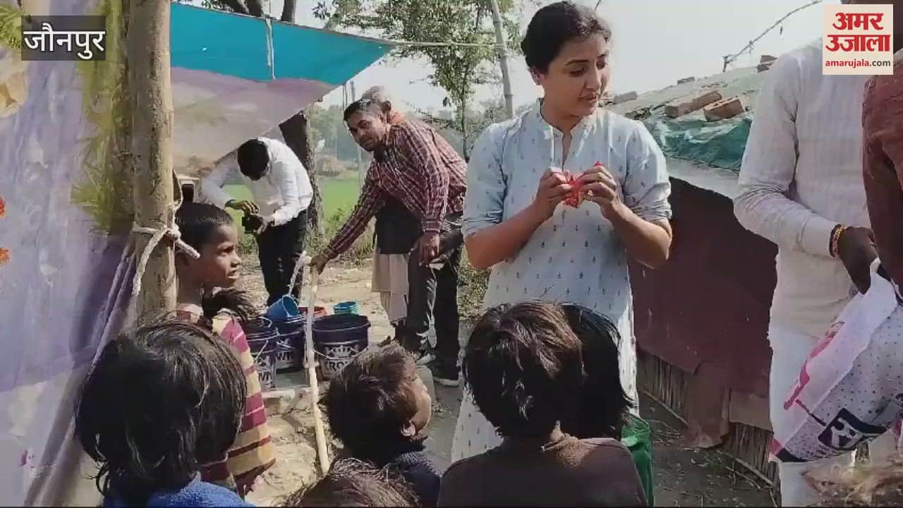 VIDEO : MLA ragini sonkar bathed children in Banvasi colony everyone faces lit after receiving gifts