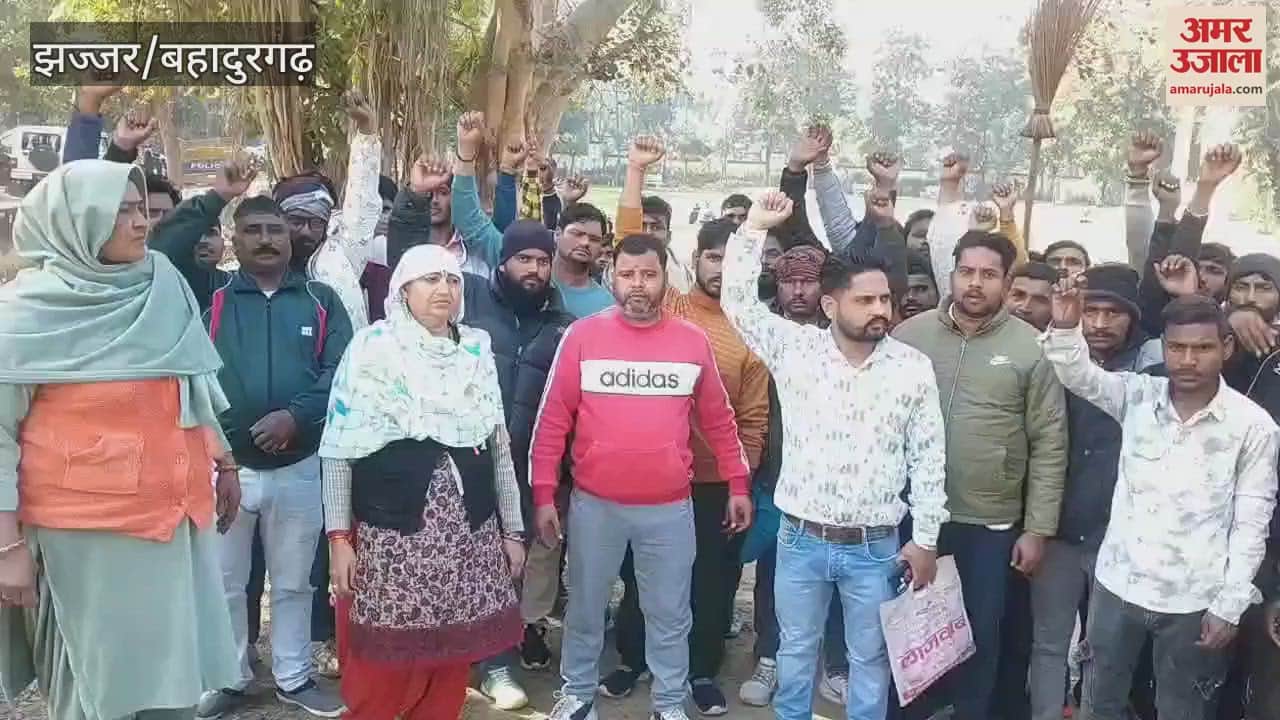 VIDEO : Angry with non-payment of salary, sanitation contract workers went on strike in Jhajjar and submitted a memorandum