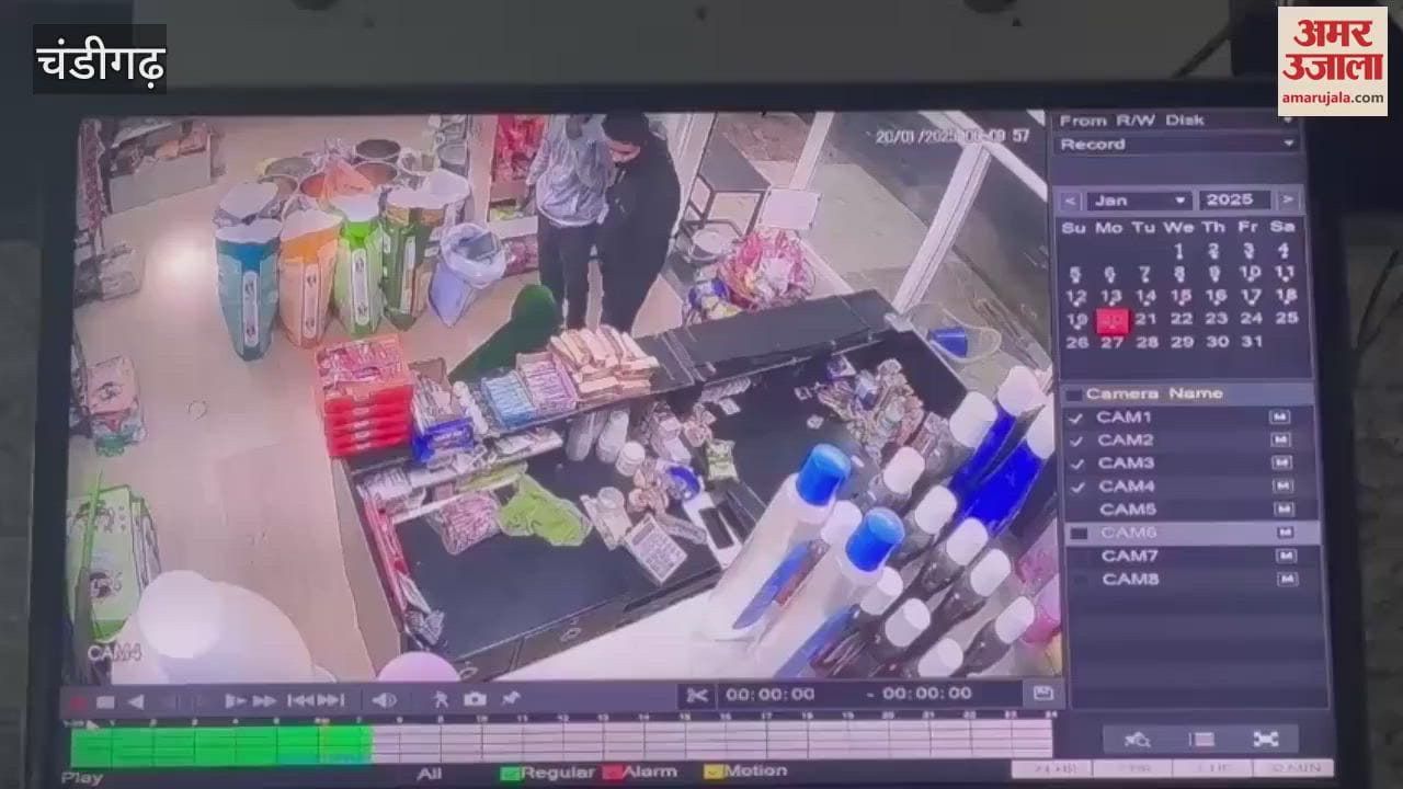VIDEO : Men came to grocery store ran away with two mobile phones kept on counter