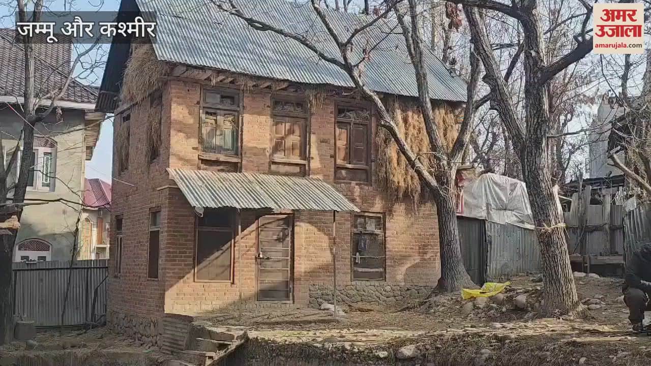 VIDEO : Leopard intrusion in Pulwama creates chaos in the area, forest department starts operation