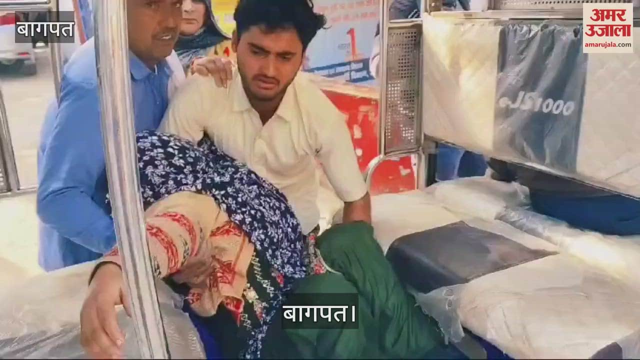 VIDEO : woman and her daughter were attacked in a dispute over removing a cart parked on the street in Baghpat