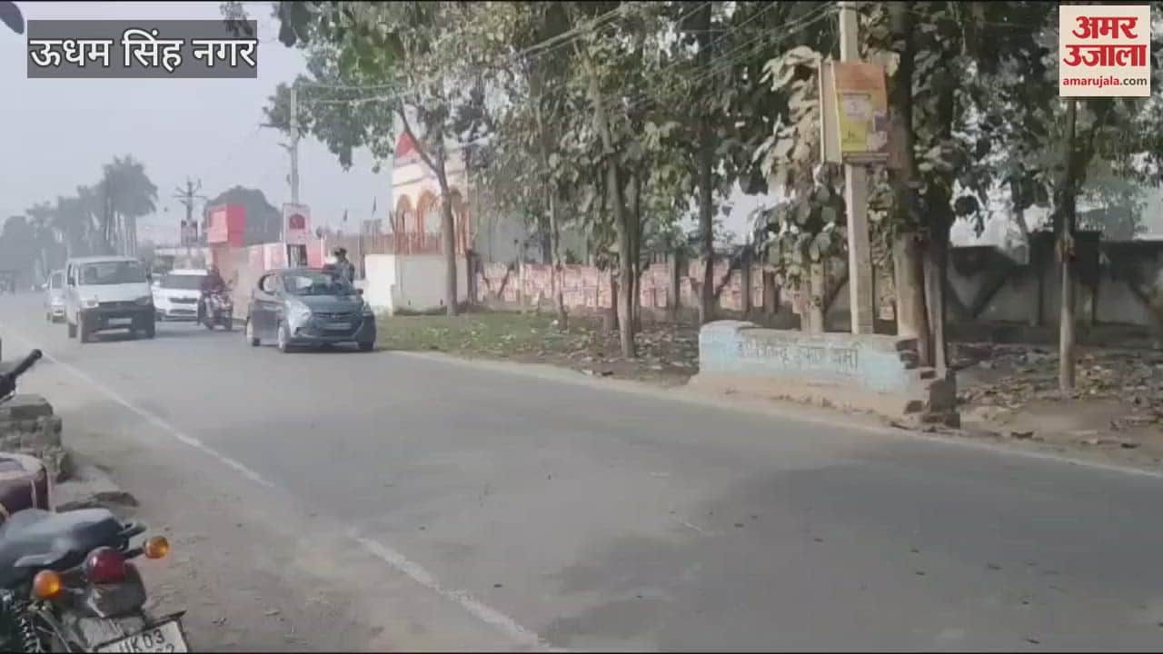 VIDEO : कार में स्कूली बच्चों का स्टंट करते हुए वीडियो वायरल