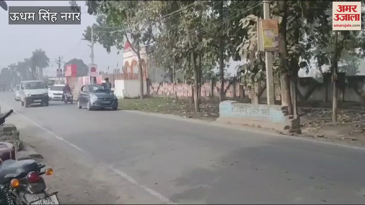 VIDEO : कार में स्कूली बच्चों का स्टंट करते हुए वीडियो वायरल