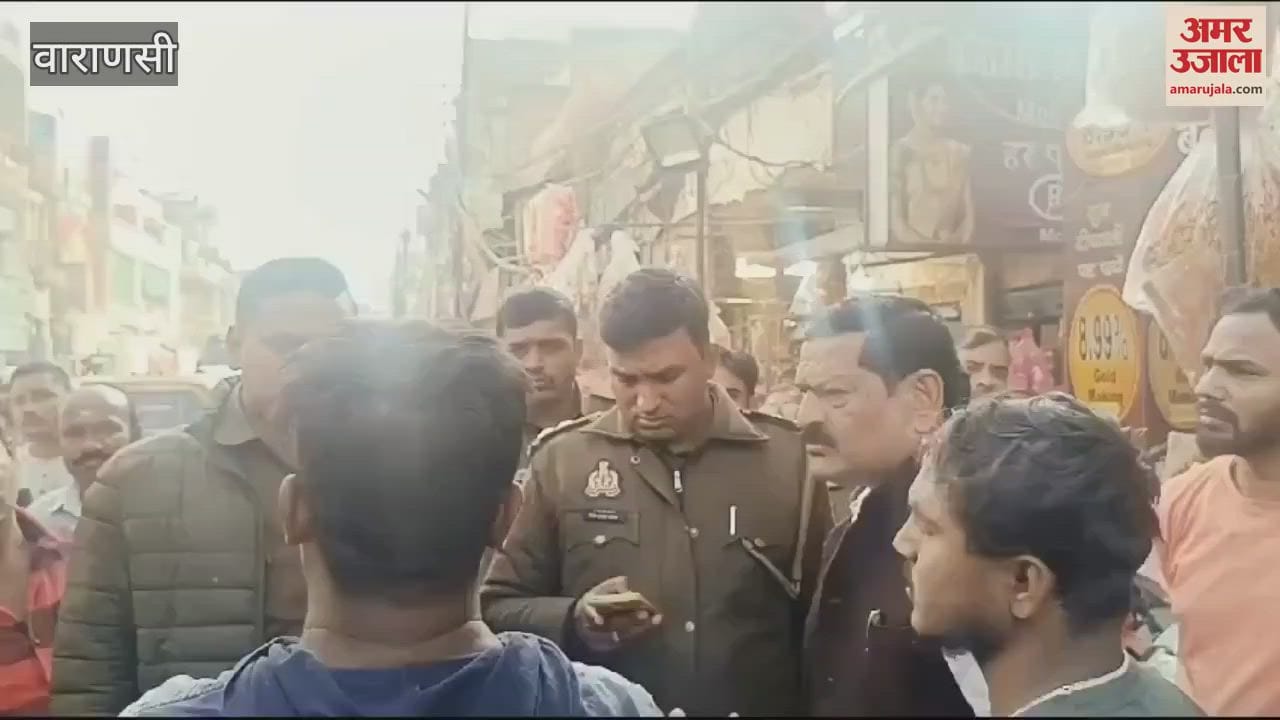 VIDEO : youths taking out rally beat up shopkeeper police arrived