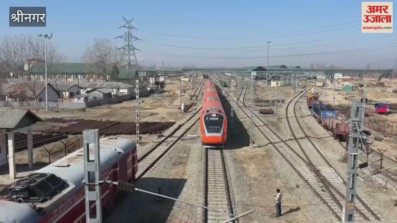 VIDEO : Vande bharat train reaches Srinagar and budgam stations