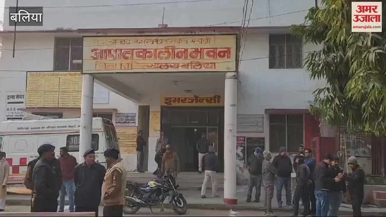 VIDEO : Car hits divider falls into drain in ballia senior doctor dies friend critical condition
