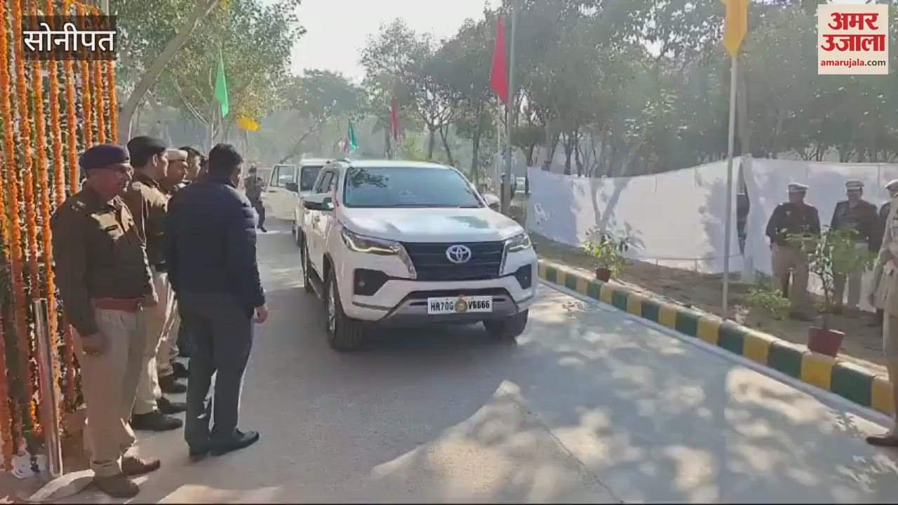 VIDEO : Cabinet Minister Krishna Bedi hoisted the national flag at a district level program in Sonipat