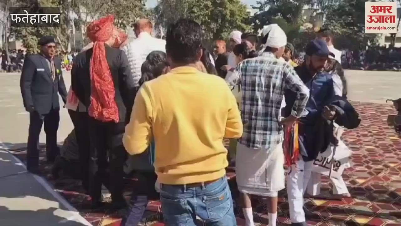 VIDEO : When a student fainted in front of the stage during a presentation in Tohana, Fatehabad, the chief guest himself gave her water