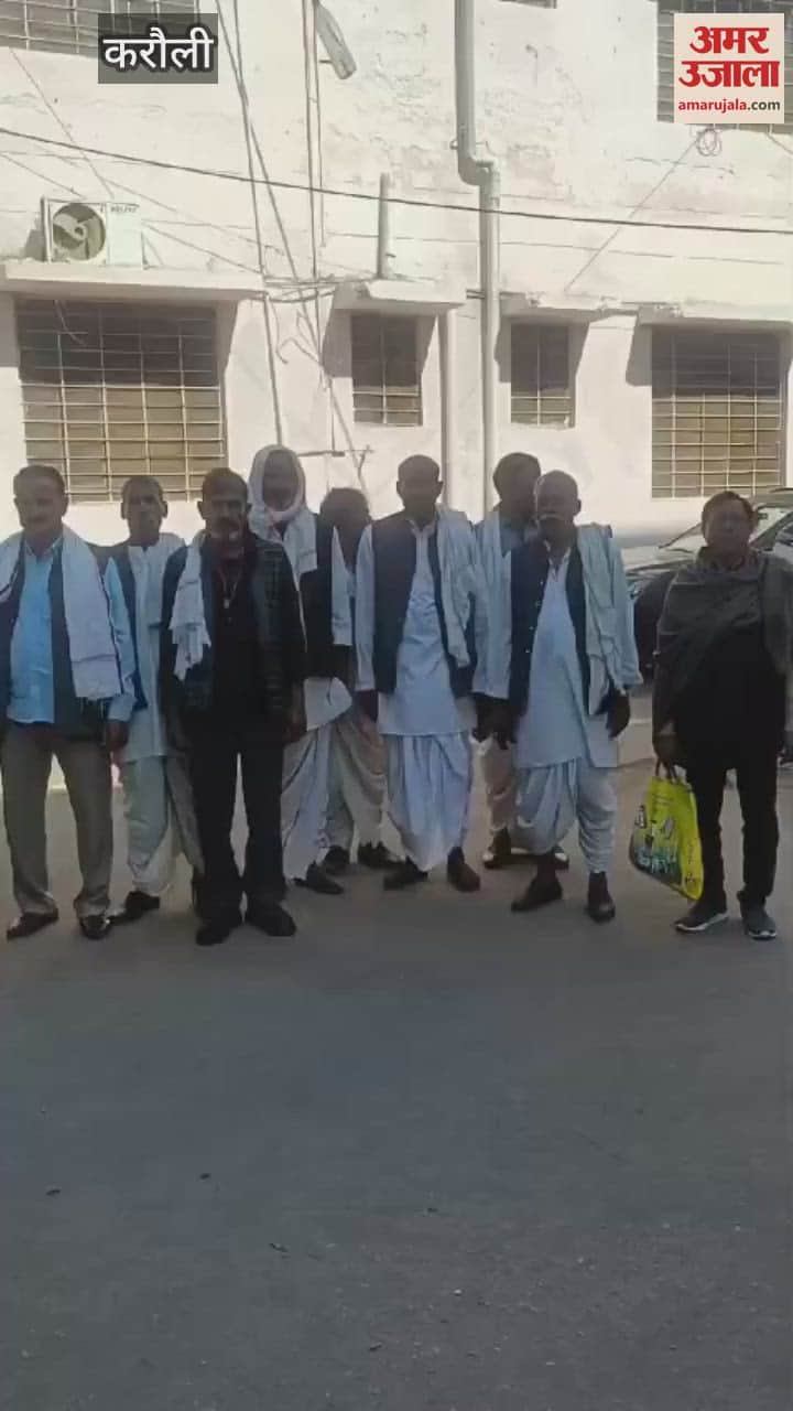 Karauli News Villagers demonstrated at Collectorate demanding to make Basedi Dhani new Gram Panchayat