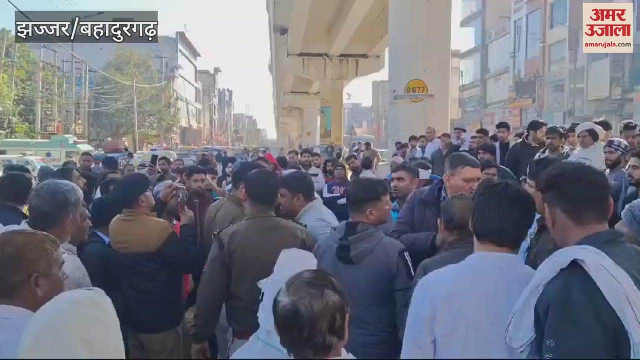 VIDEO : conductor pushed youth out of bus family blocked road in Bahadurgarh