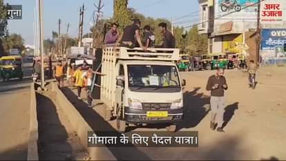 A young man set out on foot from Panipat carrying a bucket of 51 liters of Ganga water to petition for Mahakal