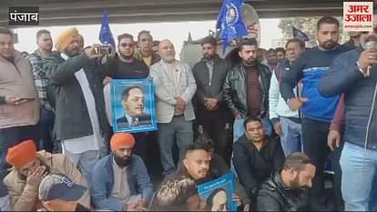 VIDEO : Phagwara closed in protest against desecration of Ambedkar's statue