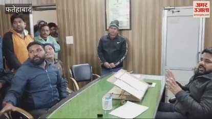 VIDEO : Operators reached Fatehabad's Hans Market to demand permission to set up their hawkers, EO folded his hands