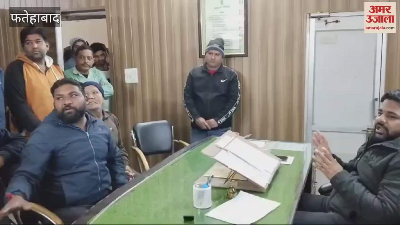 VIDEO : Operators reached Fatehabad's Hans Market to demand permission to set up their hawkers, EO folded his hands