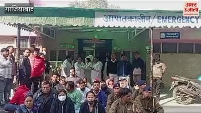 VIDEO : Employees sit on strike outside emergency ward of Ghaziabad District Hospital