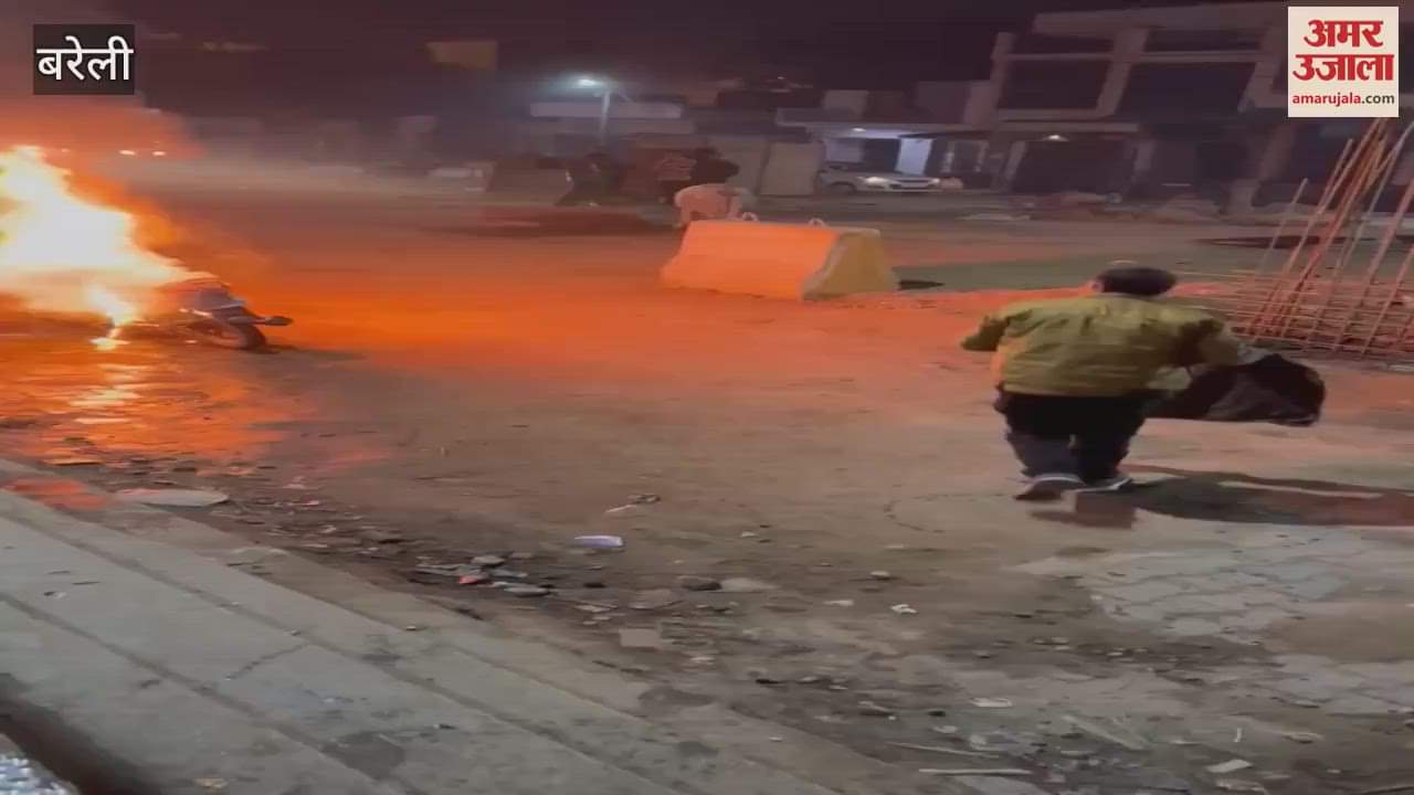 VIDEO : बरेली में चलती बाइक में लगी आग, युवक ने कूदकर बचाई जान